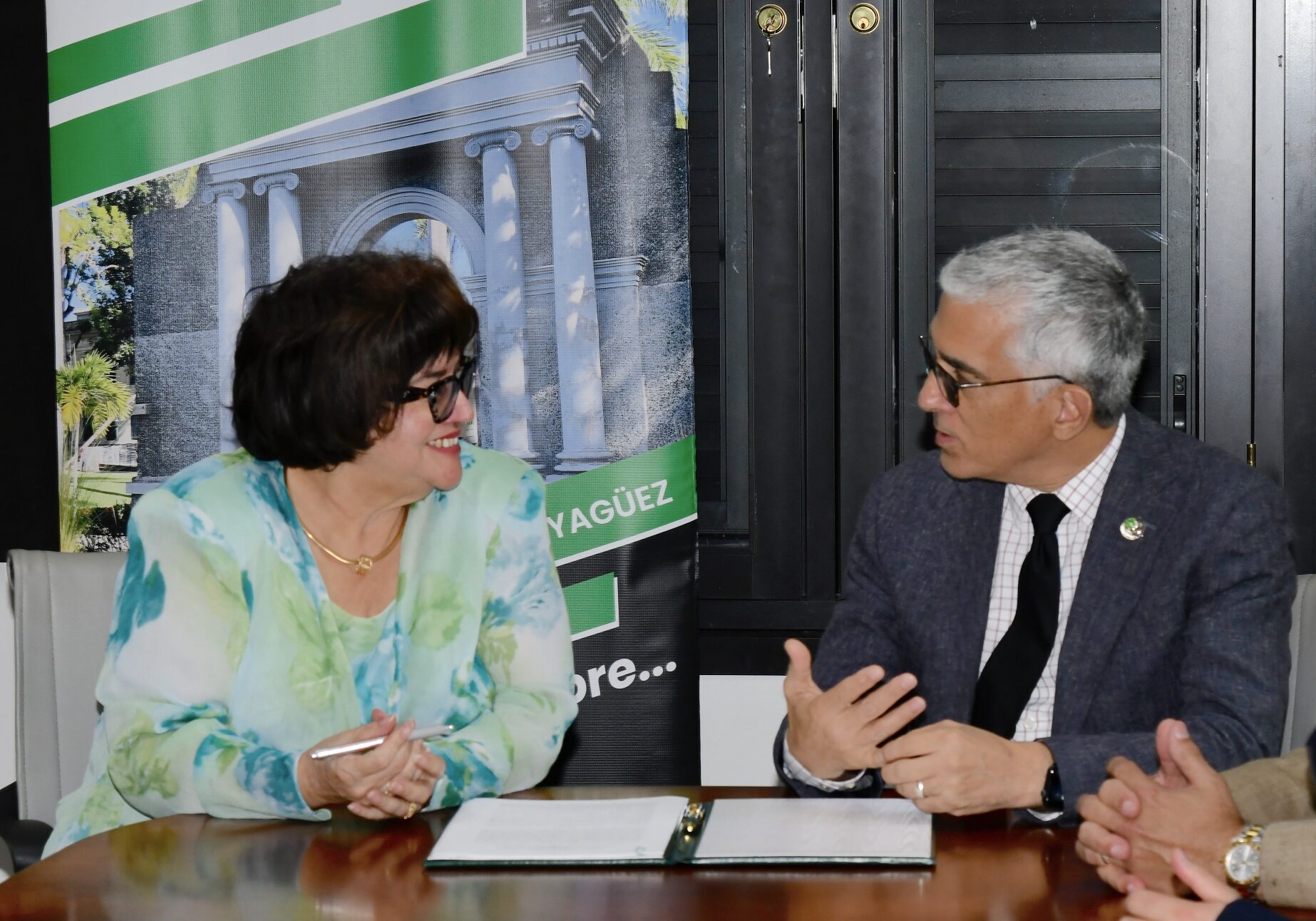 El Recinto Universitario de Mayagüez (RUM) y el Fideicomiso para Ciencia, Tecnología e Investigación de Puerto Rico formalizaron la renovación de su acuerdo de colaboración mediante la firma de un nuevo Memorando de Entendimiento (MOU). Desde la izquierda, la ingeniera Lucy Crespo y el rector Agustín Rullán. Foto Carlos Díaz/Prensa RUM